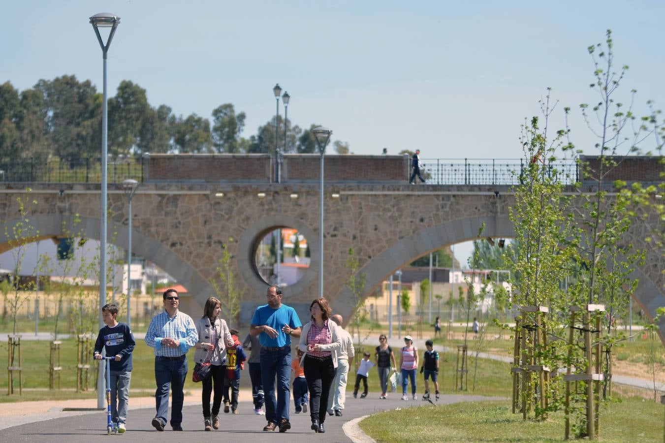 Varias familias paseando ayer por el parque del río. :: casimiro moreno