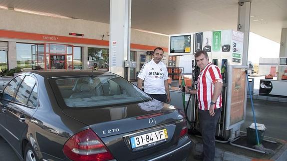 Los empleados de la estación de servicio Las Bóvedas no dudan en enfundarse las camisetas de los equipos para HOY