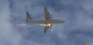 Un motor del avión sale ardiendo en pleno vuelo