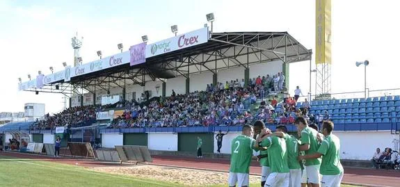 Los serones celebran uno de los goles del partido de ayer. :: R. M.