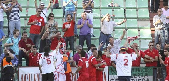 Los jugadores del Castuera celebran con su afición la permanencia en la categoría. :: J. M. ROMERO
