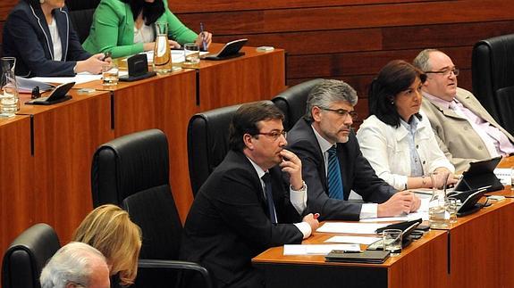 Valentín García junto a Guillermo Fernández Vara durante el discurso de Monago esta tarde