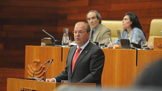 Monago anuncia una nueva rebaja fiscal y el cobro de la deuda histórica