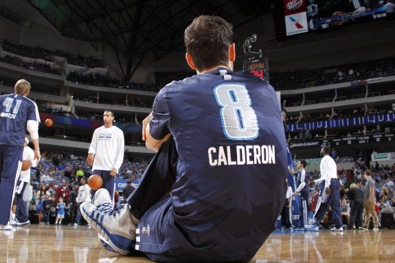 Calderón, sobre el parqué del American Airlines Center en el calentamiento de un partido. :: mavs.com