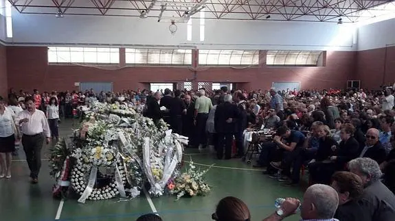 Interior del pabellón donde se ha celebrado el funeral de los cinco menores fallecidos.