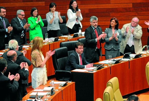 Diputados socialistas arropan a Fernández Vara tras la réplica en la que anunció la moción de censura. :: brígido