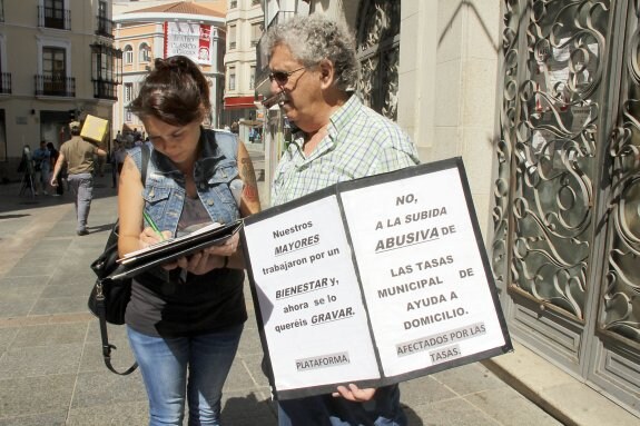 Recogida de firmas, ayer en la calle San Pedro. :: marisa núñez