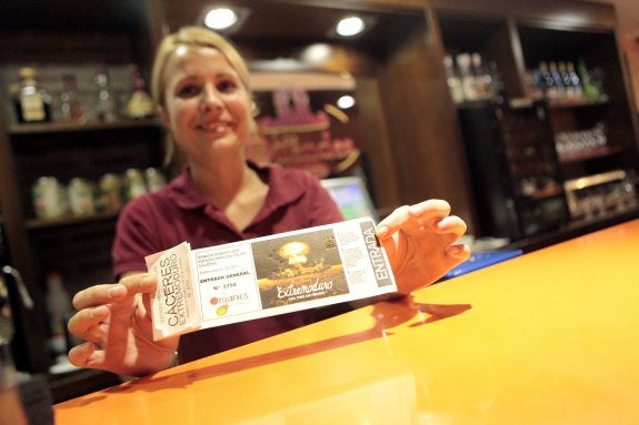 Camarera de Los Duendes exhibe la última entrada de uno de los tacos. :: jorge rey