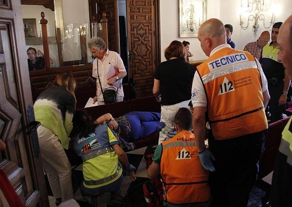 La mujer desfallecida recibe la atención del 112. :: MARISA NÚÑEZ