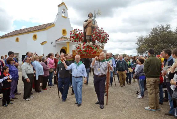 El Santo sale en procesión de su ermita y recorre el entorno de Tres Arroyos. :: hoy