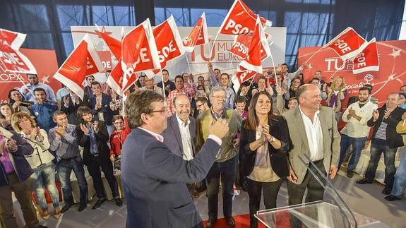 Fernández Vara y Rodríguez Ibarra arropan a Rubalcaba en su mitin en Badajoz. 