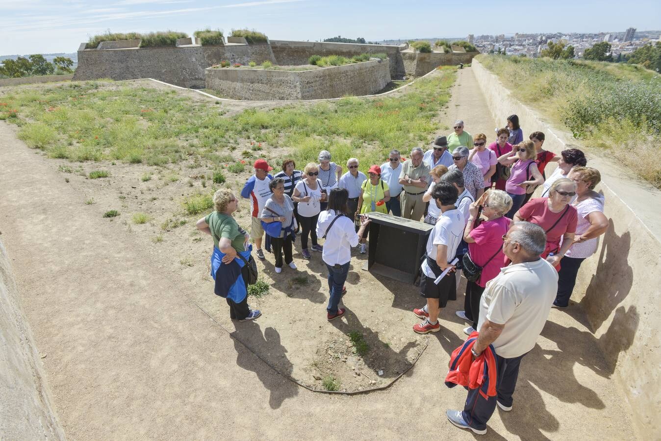 Uno de los grupos de mayores que visitó el fuerte de San Cristóbal hace unas semanas.