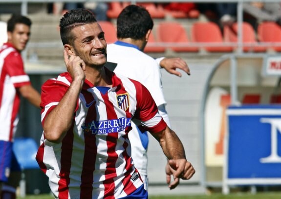 Rubén Mesa celebra uno de los dos golesque marcó al Puerta Bonita. :: estoesatleti.es