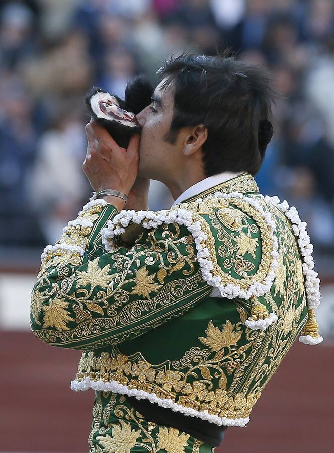 Perera besa sus trofeos.