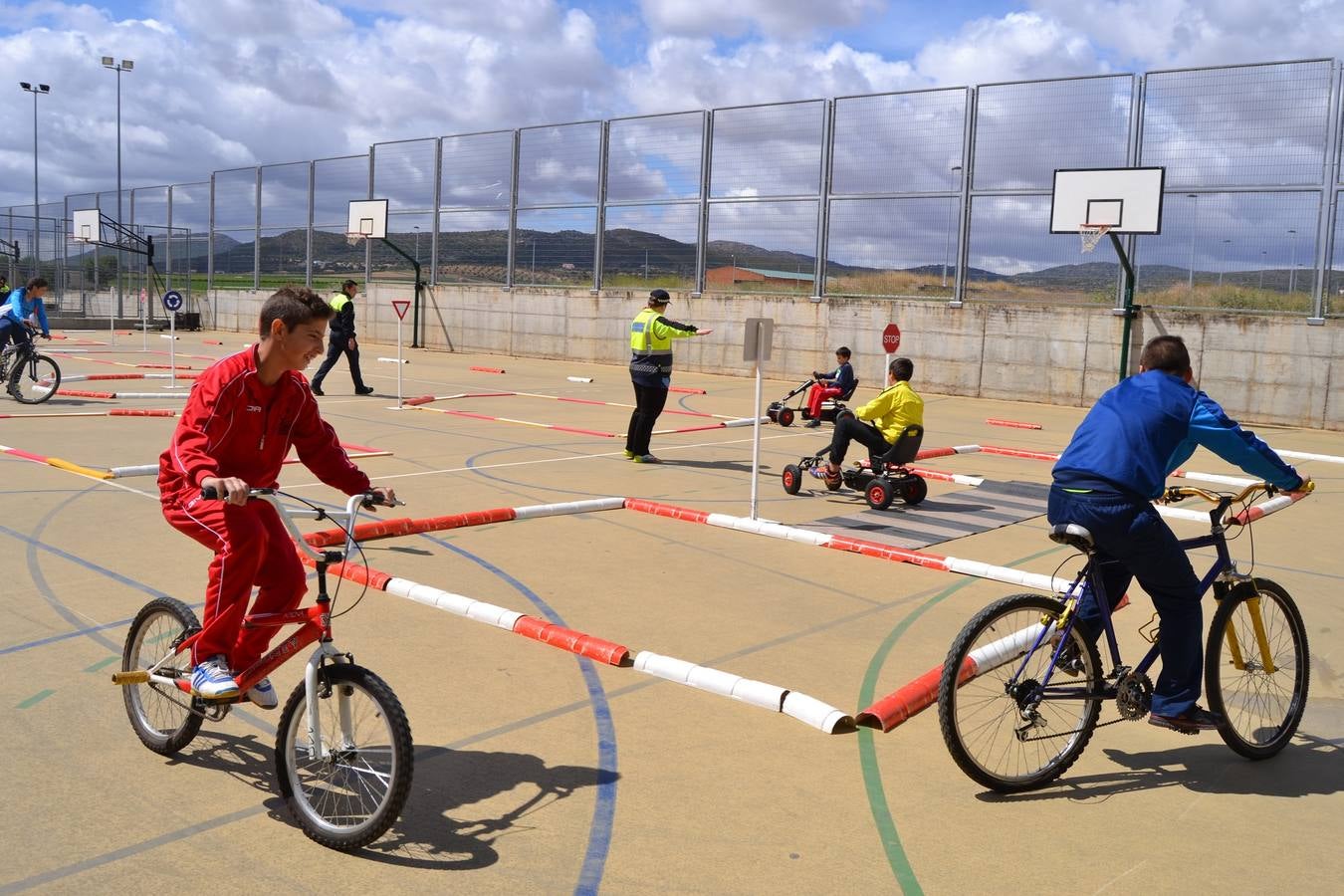 Circuito de tráfico con bicicletas y cars. :: Delgado