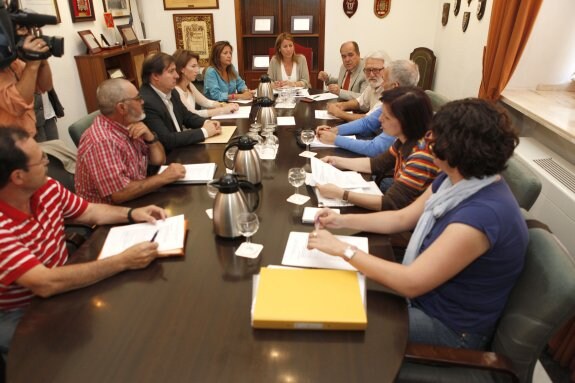 Reunión de Nevado, técnicos y portavoces de los grupos políticos con la plataforma de afectados. :: a.m.