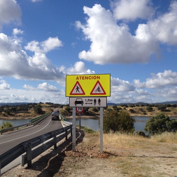 El cartel advierte de la presencia de peatones y ciclistas. :: Bonalo