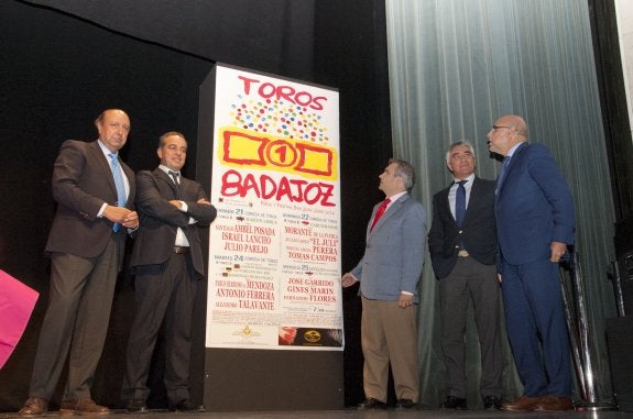 De izquierda a derecha, Germán López Iglesias, Joaquín Domínguez, Francisco Javier Fragoso, José Cutiño y José Antonio Echávarri. :: 