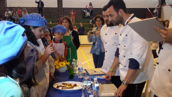 El equipo ganador de San Roque muestra su postre al jurado. :: g. c.