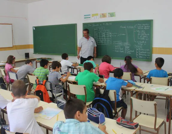 Un profesor imparte clase en un centro docente de la región. :: hoy