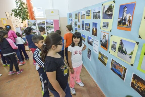 Los alumnos de Nuestra Señora de la Soledad visitan la exposición que acoge su centro. :: j. v. arnelas