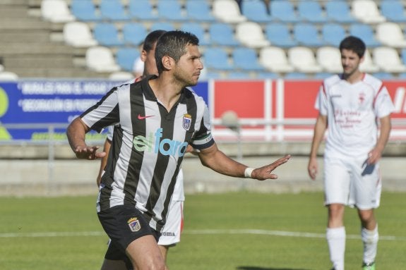 David Copito pide calma tras marcar de penalti el empate a 1-1 ante el Aceuchal. :: José vicente arnelas