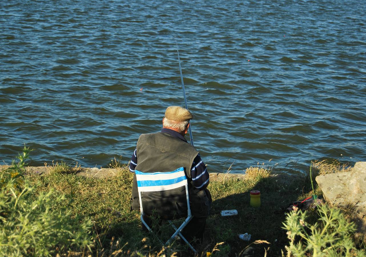 Un pescador, el pasado sábado, en la charca del Valle de Ceclavín. :: E.R.