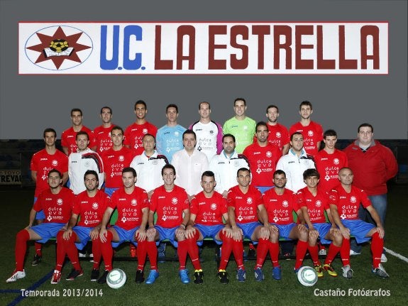 Foto oficial de la temporada 2013-14 de La Estrella con el presidente y plantilla. :: castaño fotógrafos