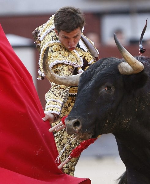 El Juli en la faena al segundo de sus astados. :: efe