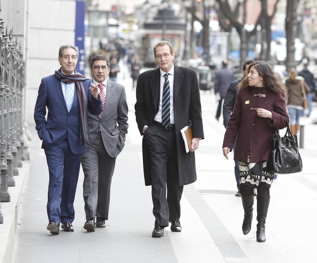 De izquierda a derecha, José Manuel Gómez Piélago; el letrado Miguel Ángel Santos; Román Prieto; y Rosana Arribas, de Contabilidad, llegando al Banco de España en febrero de este año.