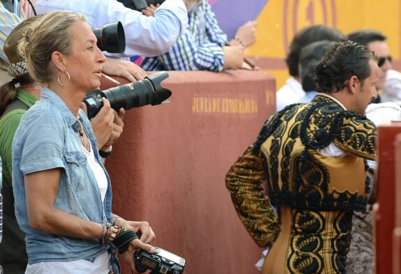 Fotógrafos en el callejón de la plaza de toros de Badajoz. :: hoy