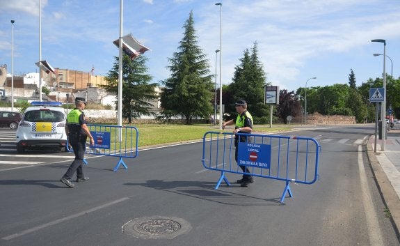 Agentes de la Policía Local cortan el tráfico durante la fiesta de los Palomos de este año. :: hoy