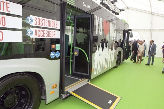 Dos de los 18 nuevos autobuses fueron presentados ayer por la tarde en una carpa en la Plaza Mayor. 