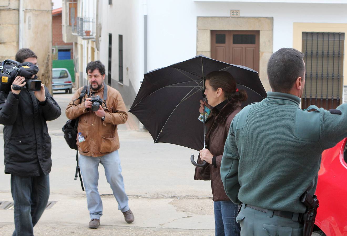 La viuda escondiéndose de las cámaras con un paraguas pocas horas después del asesinato.