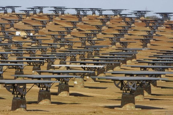 Planta fotovoltaica en Don Álvaro, al lado de Mérida, una de las más grandes de Extremadura. :: hoy