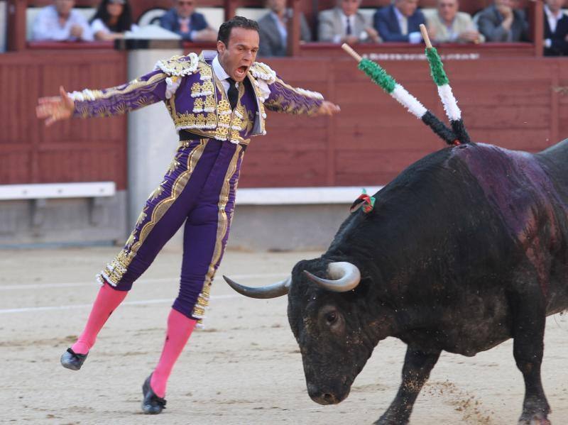 Ayer por la tarde triunfó en Nimes al aprovechar la nobleza de sus dos toros para cortarle una oreja a cada uno de ellos