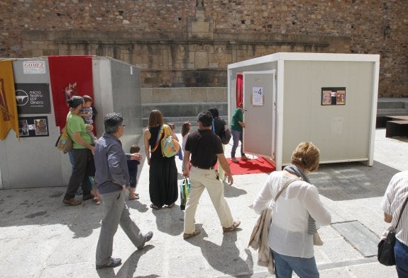 Espectadores entrando en uno de los cuatro espacios en los que se ve el teatro de otra manera. :: a. m.