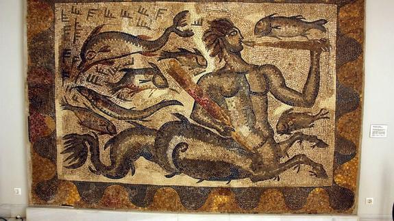 Mosaico del Tritón. Fue encontrado en el año 1945 en la villa romana de La Cocosa y actualmente se encuentra en la Diputación.