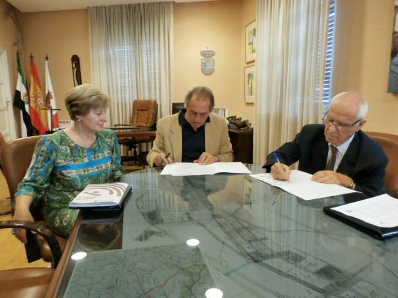 Gallego y Casiano Blanco firmando el convenio. :: Cedida.