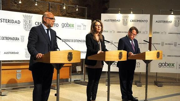 José Antonio Echávarri, Cristina Teniente y Víctor del Moral tras la reunión del Consejo de Gobierno. 