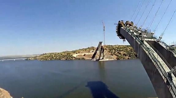 Sobrevolando el viaducto de 384 metros que salvará el río Almonte