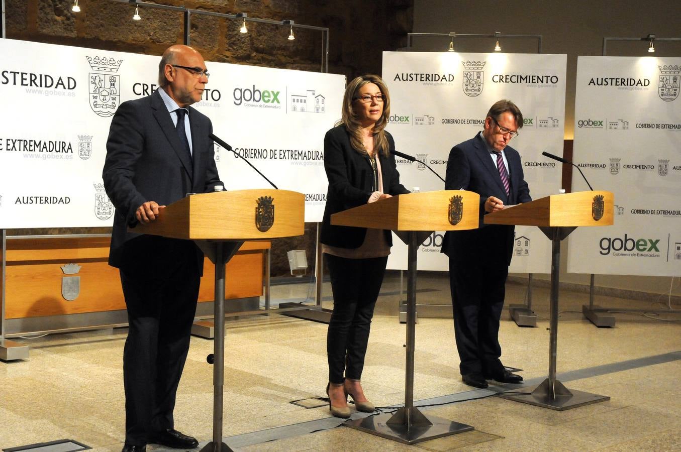 José Antonio Echávarri, Cristina Teniente y Víctor del Moral tras el Consejo de Gobierno. :: brígido