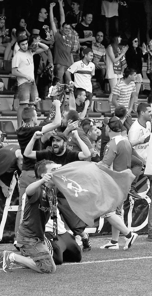 Aficionados del Langreo celebran su victoria ante el Haro de la pasada eliminatoria de la fase de ascenso. :: Jesús manuel pardo