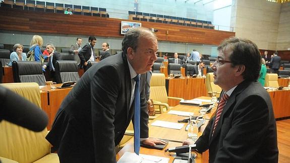 José Antonio Monago y Guillermo Fernández Vara conversan durante una sesión en la Asamblea.