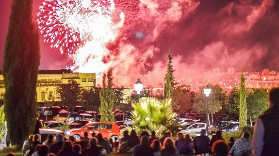 Vuelve a disfrutar de los fuegos artificiales de San Juan a cámara lenta.