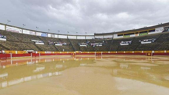 Gota a gota, la lluvia venció la resistencia de los aficionados a abandonar la plaza de Badajoz. A cámara lenta, el aguacero fue también un espectáculo.