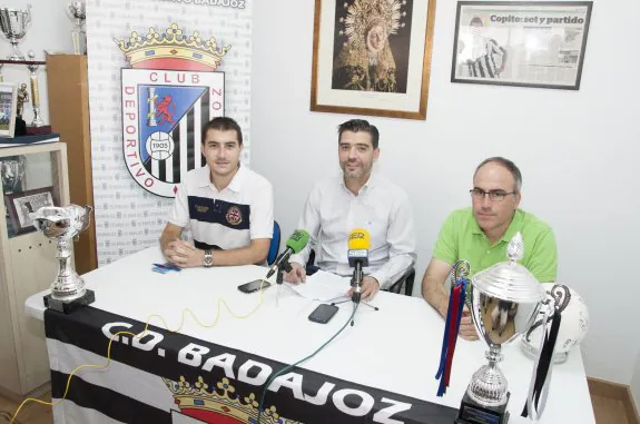 Alberto Lozano, Pablo Blázquez y Víctor López, durante la presentación del proyecto del CD Badajoz en la sede del IDM El Vivero. :: pakopí