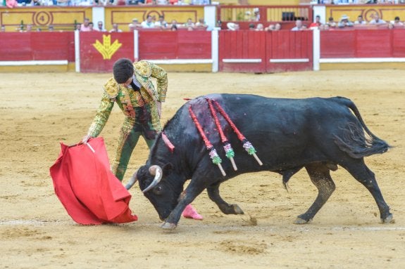 Derechazo de Garrido al segundo de su lote