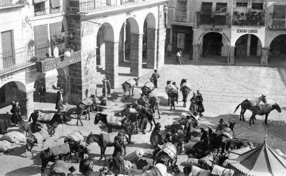 Celebración del Martes Mayor en la Plaza a principios del siglo XX. :: hoy