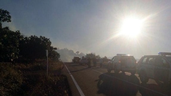 Vehículos de la Guardia Civil y de vecinos, en la carretera cortada. 
